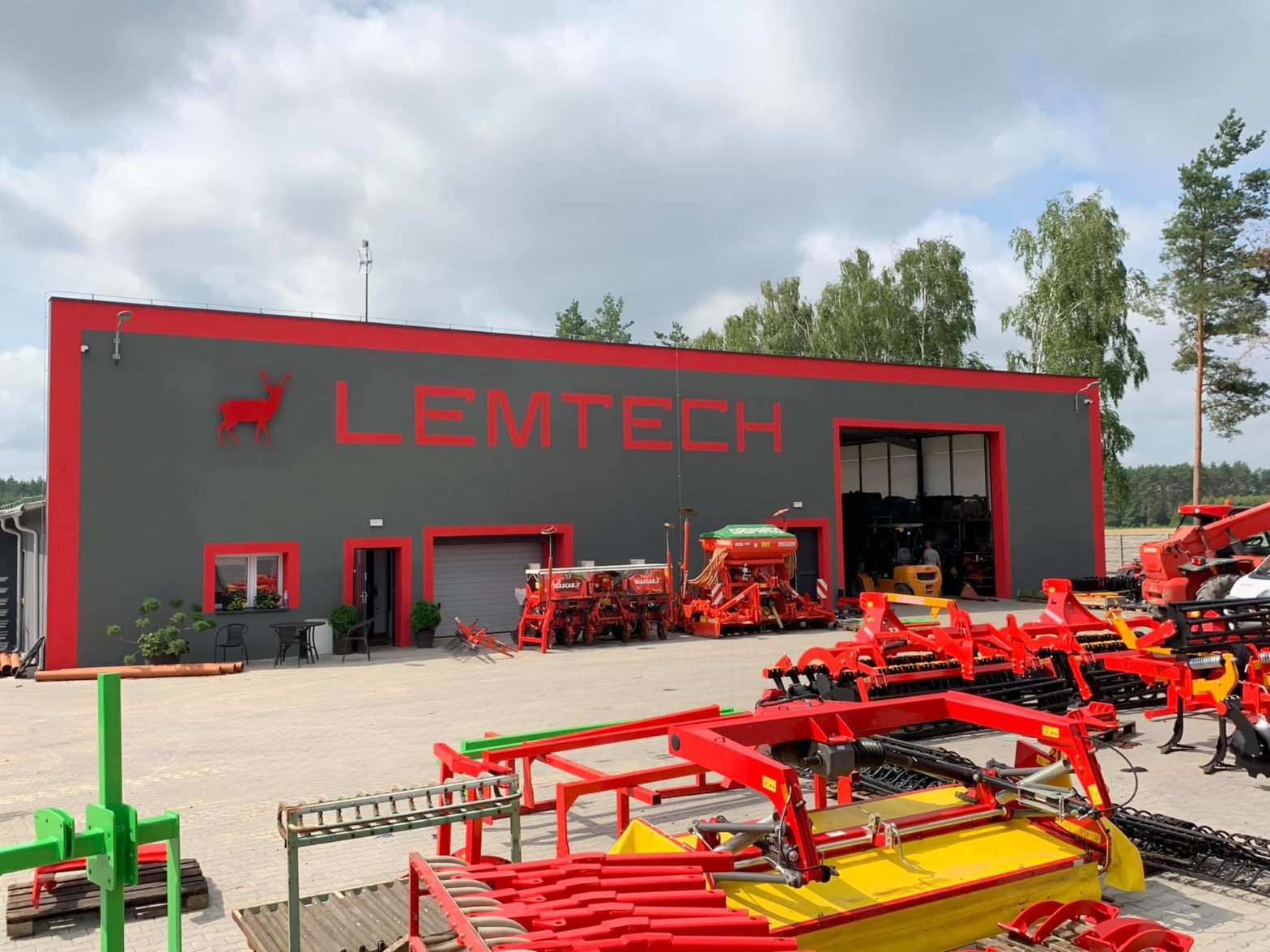 Zakład produkcji maszyn rolniczych „LEMTECH” w miejscowości Wojciechów (gmina Przedbórz)